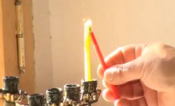 ებრაელი ხალხი ხანუქას დღესასწაულის დაწყებას აღნიშნავს