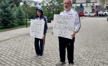 არა ძალადობას! - პრემიერს ახალციხეში ტრანსფარანტებით დახვდნენ
