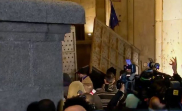 აქციის მონაწილეებმა პარლამენტთან განთავსებული ჯებირები აიღეს