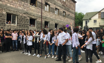 ბანკეტი, რომელიც მშობლებს „ძვირად უჯდებათ“