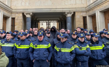 თანამშრომლების წინააღმდეგ გამოიყენეს სხვადასხვა საგანი, მათ შორის აალებადი საშუალებები - შსს