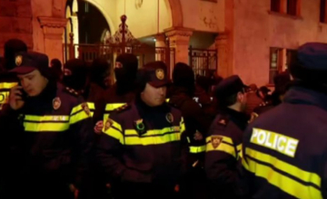 ამ დრომდე უცნობია რამდენი ადამიანი რჩება იზოლატორში, რომელიც გუშინ პარლამენტთან აქციაზე დააკავეს