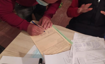 საარჩევნო უბანზე კომისიის წევრებს ხელი ცარიელ ოქმზე მოაწერინეს (ფოტო)