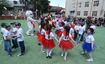 პირველკლასელებს წითელი ყელსახვევები, ახალციხის მესამე სკოლაშიც გაუკეთეს