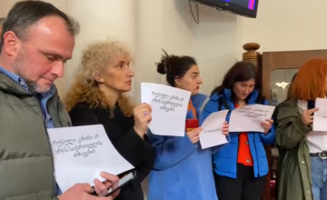 მედიის წარმომადგენლებმა პარლამენტში „უცხოელი აგენტების შესახებ“ კანონპროექტები გააპროტესტეს