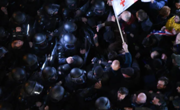 პარლამენტთან ცრემლსადენი გაზი გაუშვეს