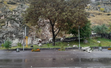 ვარძიაში წვიმის შედეგად ქვები ჩამოცვივდა