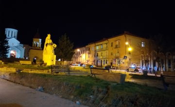 ,,ტაძარში მივდივარ, უფლის დახმარებით ყველაფერს შევძლებთ" - მრევლის ნაწილი ეკლესიაში კომენდანტის საათის დაწყებამდე მივიდა