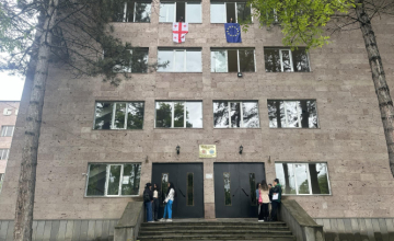 Ախալցիխեում համալսարանի շենքից ուսանողները պարզել են Վրաստանի և Եվրամիության դրոշները