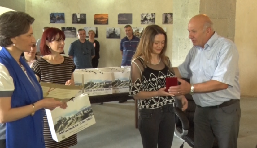 წარმატებულ კურსდამთავრებულებს ოქროსა და ვერცხლის მედლები გადასცეს 