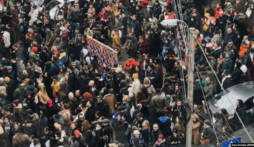 ,,უცხოეთის გავლენის აგენტის" გამო პარლამენტთან აქცია მიმდინარეობს