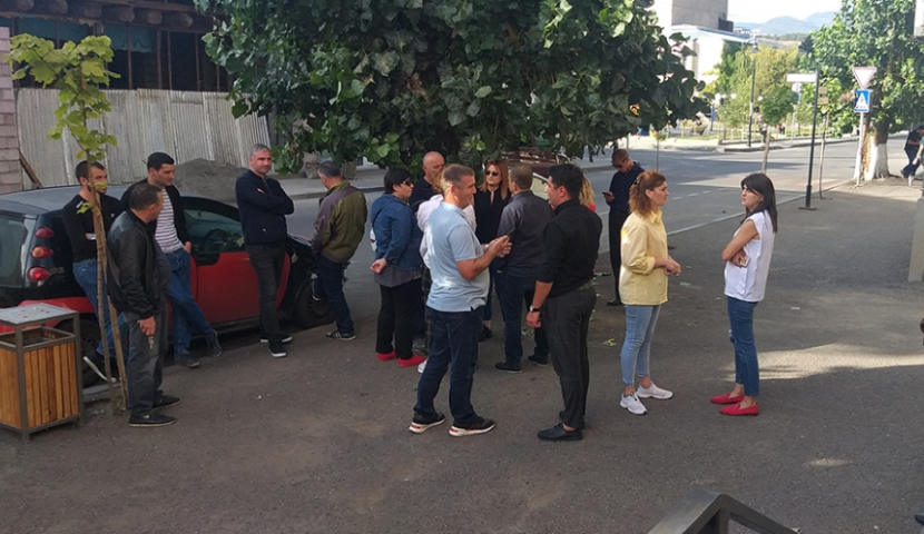 ახალციხეში "ნაციონალების" წევრებმა საოლქო კომისიასთან მშვიდობიანი აქცია გამართეს