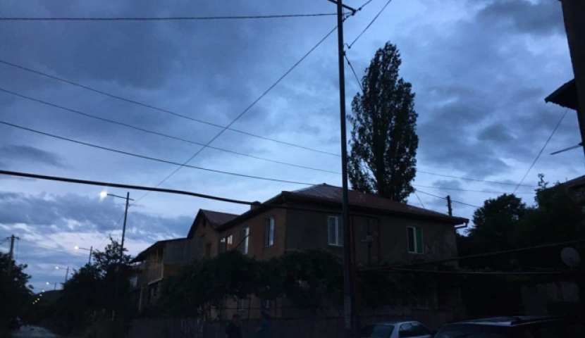 ზარზმელის ქუჩაზე სამი თვეა ლამპიონები გადამწვარია