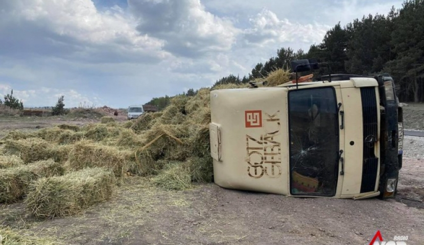 ნინოწმინდა–ჯიგრაშენის გზაზე თივით დატვირთული სატვირთო გადაბრუნდა