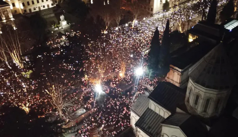 აქციის მონაწილეები შობას რუსთაველის გამზირზე შეხვდნენ და „ალილო“ შეასრულეს