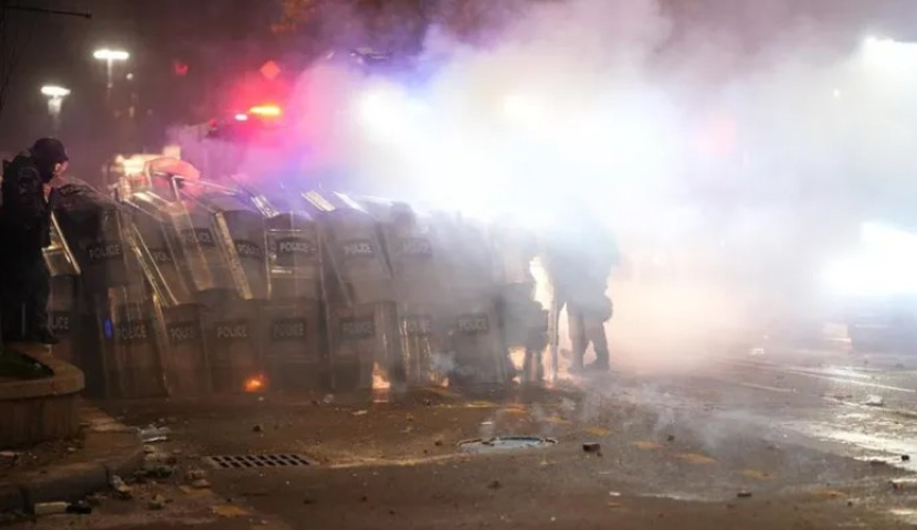  სპეცრაზმმა მომიტინგეების წინააღმდეგ წყლის ჭავლის გამოყენება დაიწყო - ისვრიან ე.წ. გაზის კაფსულებსაც