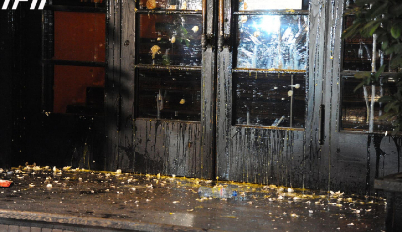 აქტივისტებმა სასტუმროს შენობას კვერცხები დაუშინეს