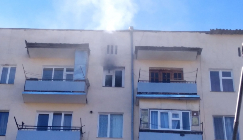 Ախալցիխեում բազմահարկ շենքում հրդեհ է բռնկվել. կա զոհ (Տեսանյութ)