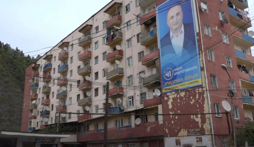 ბორჯომში, საარჩევნო უბანთან ,,ქართული ოცნების" მერობის კანდიდატის ბანერი არ ჩამოხსნეს