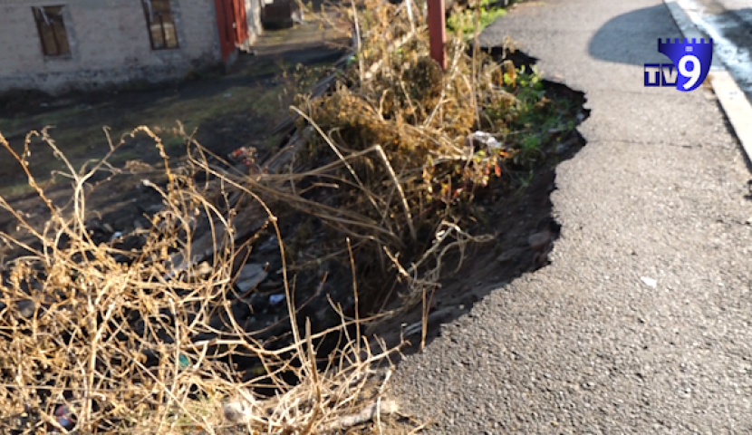 ახალციხეში ტროტუარი ჩაინგრა, შეკეთებას არავინ ჩქარობს