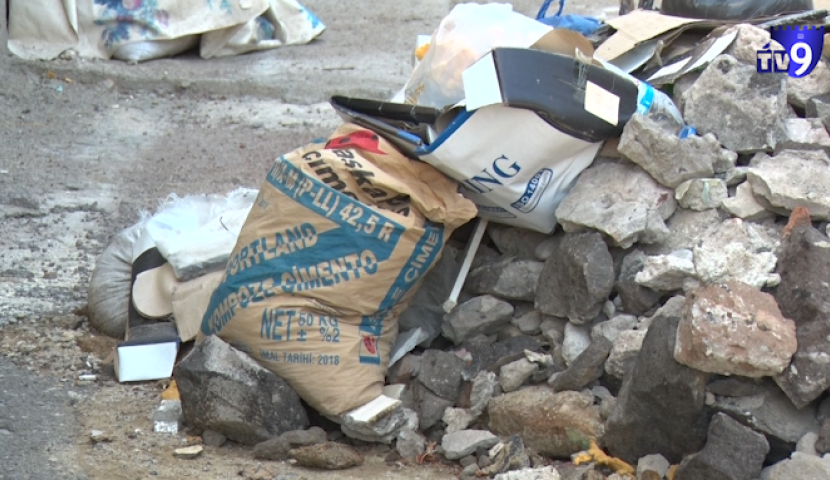 თამარაშვილის ქუჩაზე დატოვებულ სამშენებლო ნარჩენებს ადგილობრივებმა საყოფაცხოვრებო ნაგავი დაამატეს 