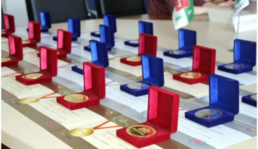 წარჩინებულ კურსდამთავრებულებს  ოქროსა და ვერცხლის მედლები  გადაეცემათ