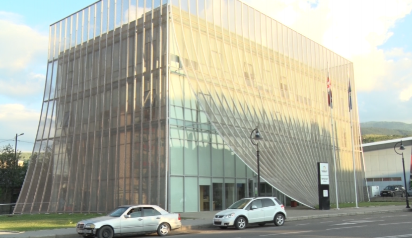 პროკურატურამ ძალადობაში ბრალდებულის პატიმრობაში დატოვება მოითხოვა 