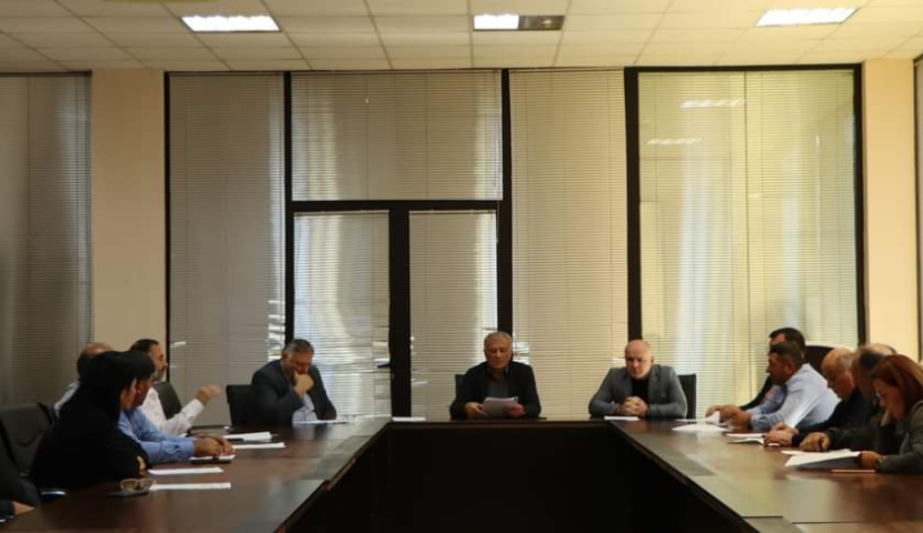 ახალციხის საკრებულოს დეპუტატებმი ხელფასის მომატებასა და საბავშვო ბაღის შენობის დემონტაჟზე მსჯელობენ