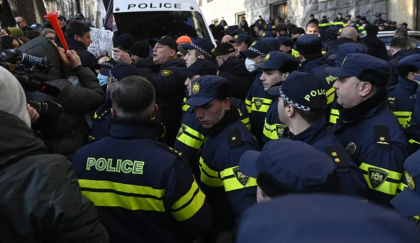 პარლამენტთან პოლიციელებსა და აქციის მონაწილეებს შორის დაპირისპირება იყო