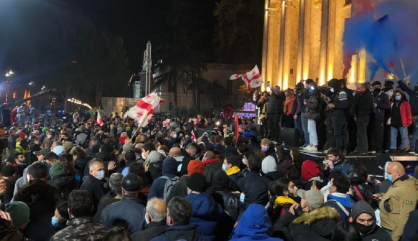 შეზღუდვის მიუხედავად, აქციის მონაწილეები პარლამენტთან რჩებიან