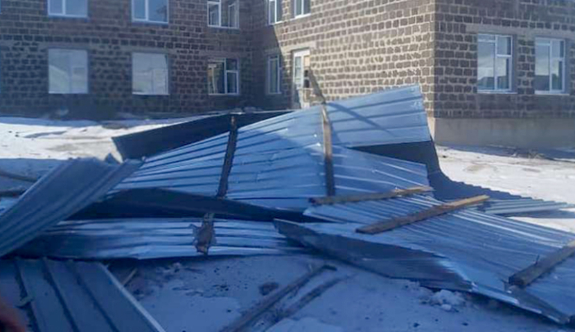 ახალქალაქსა და ნინოწმინდაში ძლიერმა ქარმა შენობებს სახურავი გადახადა