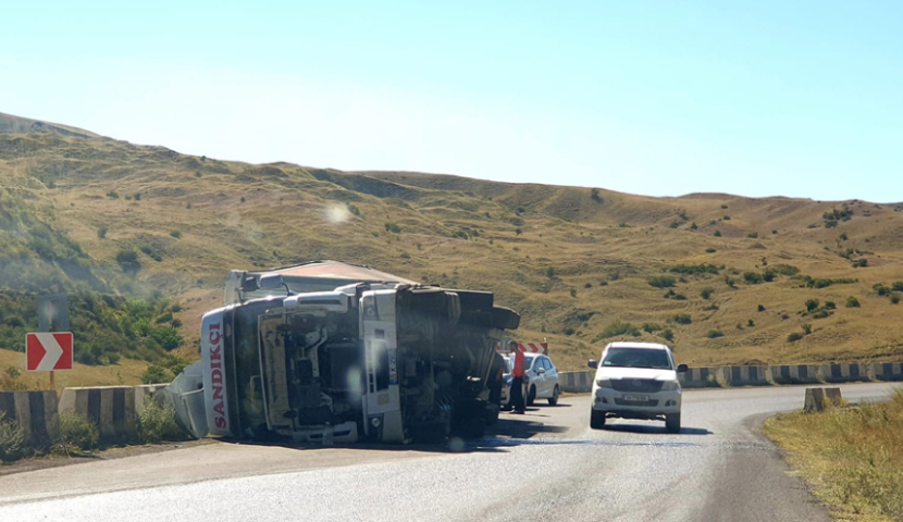 სოფელ რუსთავთან ტრაილერი გადაბრუნდა