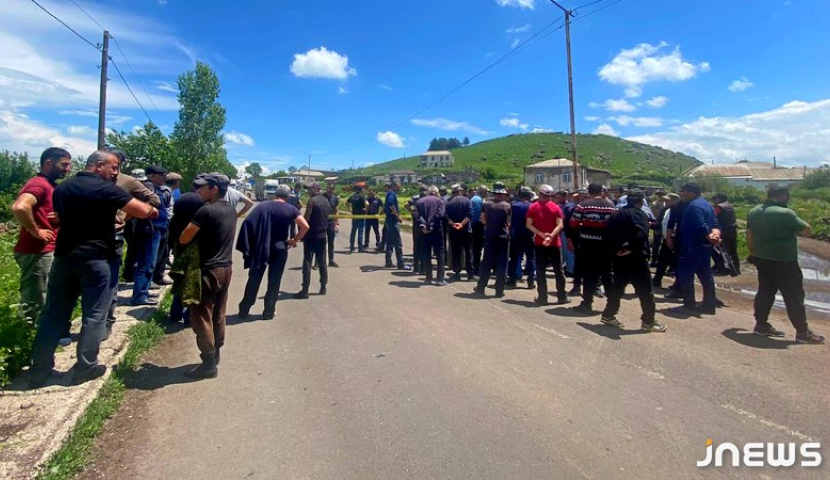 სულდის მოსახლეობამ სატვირთოებს გზა გადაუკეტა