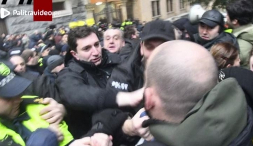 Լրագրողներին բռնի ուժով դուրս են բերել խորհրդարանից