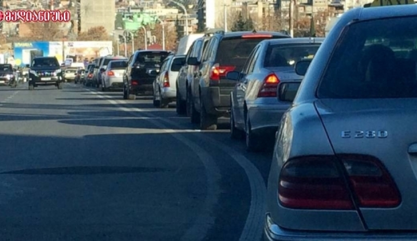 პანდემიის დროს შემოყვანილი მანქანების განბაჟების ვადა გახანგრძლივდა