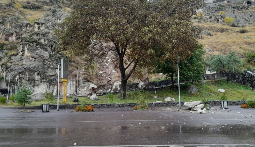 ვარძიაში წვიმის შედეგად ქვები ჩამოცვივდა