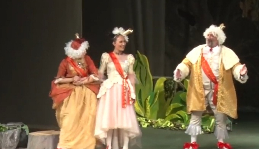 სენაკის სახელმწიფო დრამატული თეატრი სპექტაკლს მართავს 