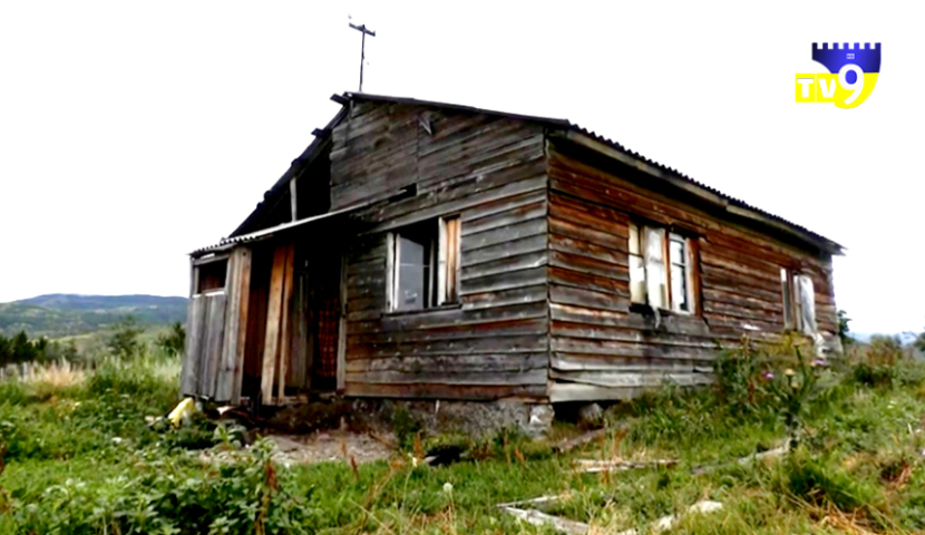 სასაფლაოზე, ავარიულ "ფიცრულში" მცხოვრები 6-სულიანი ოჯახი თავშესაფარს ითხოვს