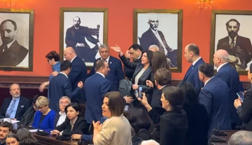 იურიდიულ საკითხთა კომიტეტის სხდომიდან ოპოზიციონერი დეპუტატების ნაწილი გააძევეს