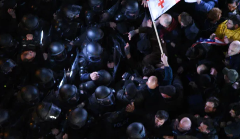 პარლამენტთან ცრემლსადენი გაზი გაუშვეს