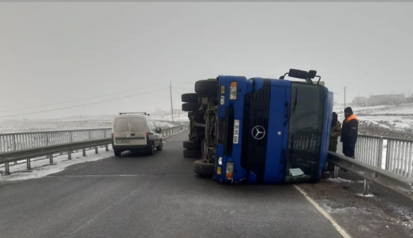 ნინოწმინდის საბაჟოსთან სატვირთო ამოტრიალდა 