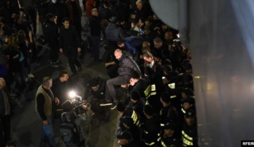 კინოთეატრ „ამირანთან“ აქციაზე დაკავებულებს შორის სასულიერო პირიცაა