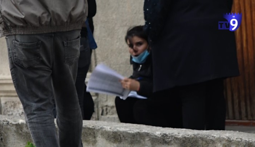 ამომრჩეველთა სიები მეორე უბანთან - აგიტატორები მოქალაქეებს აღრიცხავენ