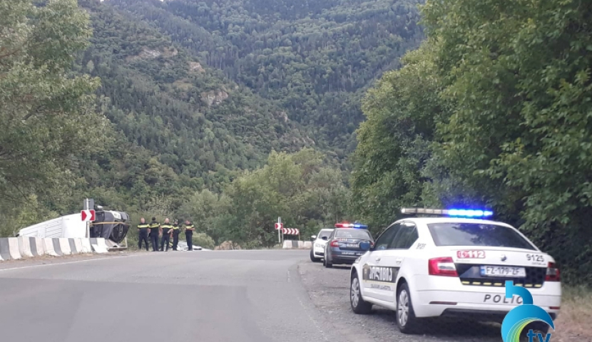 ქვაბისხევთან სამარშრუტო ტაქსი გადაბრუნდა, რომელშიც 14 მგზავრი იმყოფებოდა