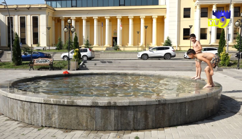 ახალციხელი ბავშვები შადრევანში გრილდებიან