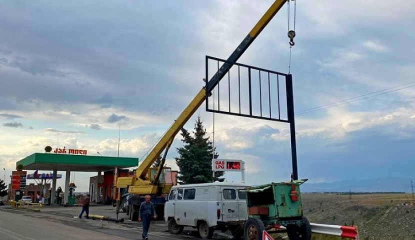 ენზელ მკოიანს მერია ბილბორდზე ბანერის განთავსების უფლებას არ აძლევს