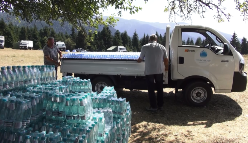 "IDS ბორჯომი" ხანძრის ქრობის პროცესში ჩართულ პირებს სასმელი წყლით ამარაგებს