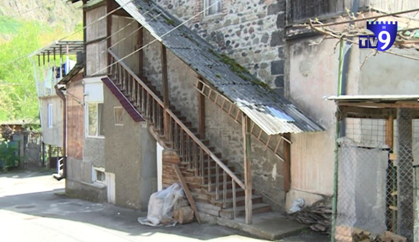 სამსახურში არ უშვებდა - რას ჰყვებიან დაჭრილი ქალის მეზობლები