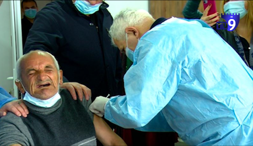 ნემსის გაკეთების მეშინია, ვაქცინის არა - სიმონ ბალახაშვილი ამირან გამყრელიძემ აცრა