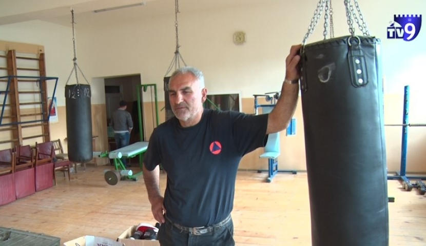 კრივის მწვრთნელი მესამე სკოლის დარბაზს ტოვებს